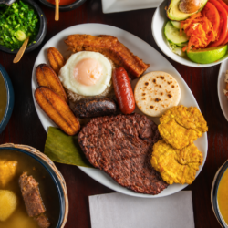 bandeja tipica con carne asada